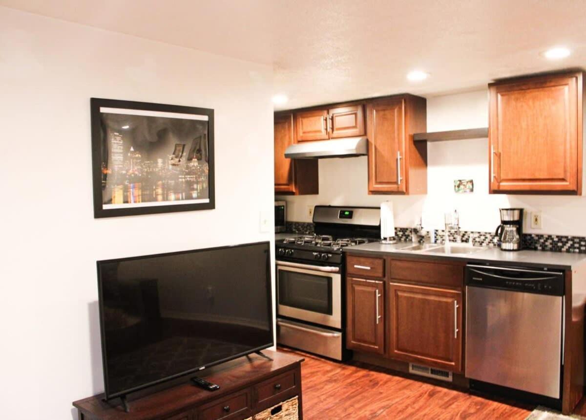 1 Bed Apt - Amazing Location 1 Block To Carson St Pittsburgh Kültér fotó